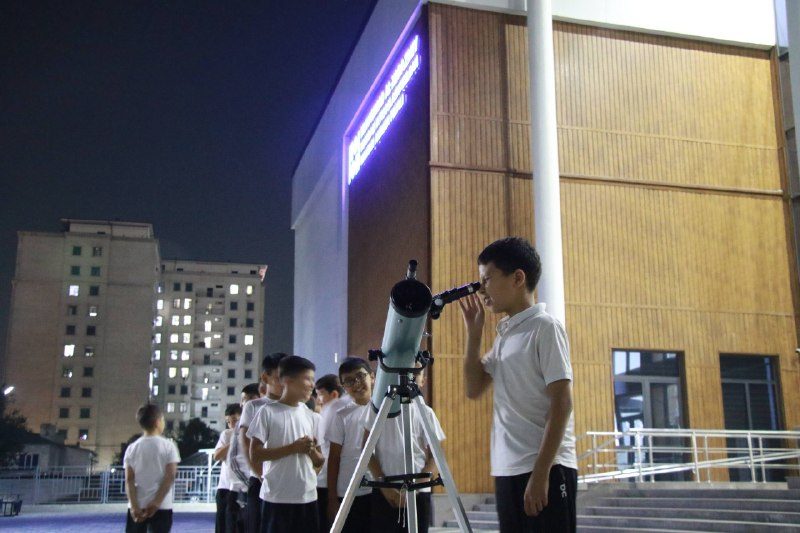 The Moon up close: a telescope observation